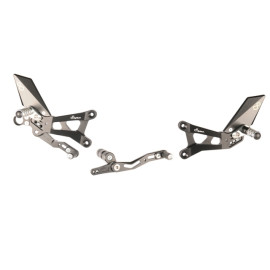 PEDANE REGOLABILI CON POGGIAPIEDE FISSO PER YAMAHA R6 (2017-2018)