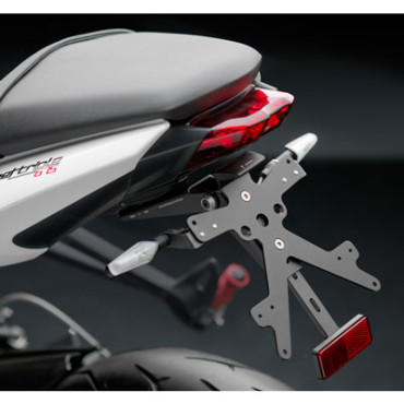 Porta Targa Regolabile Omologato RIZOMA linea FOX con luce targa LED e Catadiottro Specifico per TRIUMPH STREET TRIPLE 675 / R (2013>)